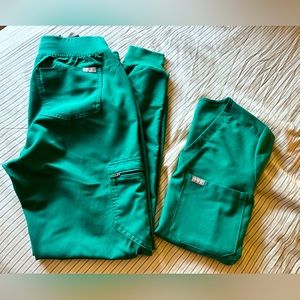 FIGS Hunter Green Joggers/Catarina Top Set
